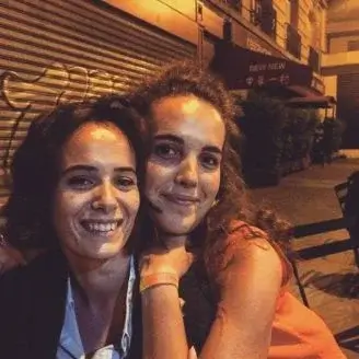 Deux amies colocataires souriantes à Paris