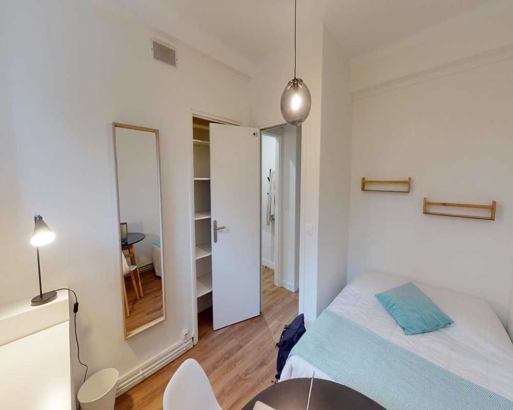 Photo de la colocation : Chambre en colocation de 5 à Paris - 148 Saussure 0 - #3 - Chambre