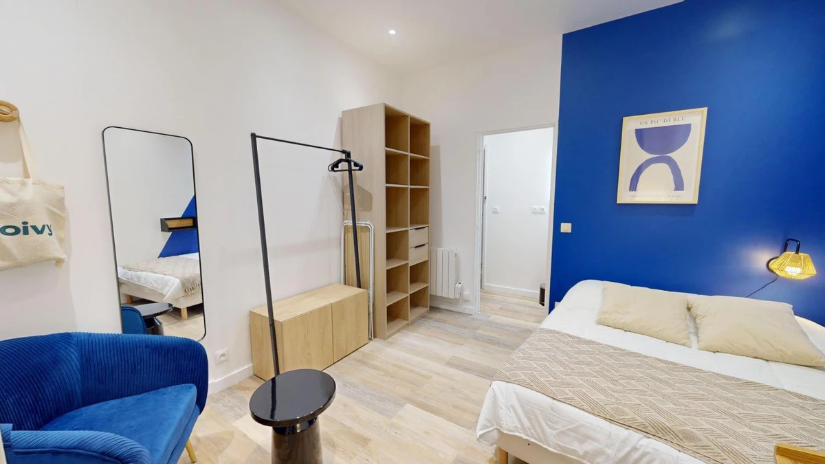 Photo de la colocation : Chambre en colocation de 6 à Paris - Confortable chambre individuelle avec salle de bain privée