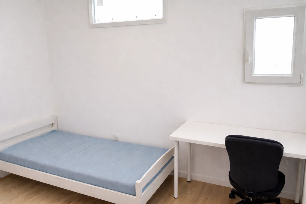 Photo de la colocation à Le Plessis-Robinson : Chambre privée meublée à louer - 460E - 9m²