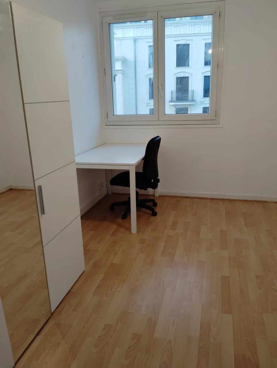 Photo de la colocation à Le Plessis-Robinson : Chambre privée meublée à louer – 510€/mois -10.5m²