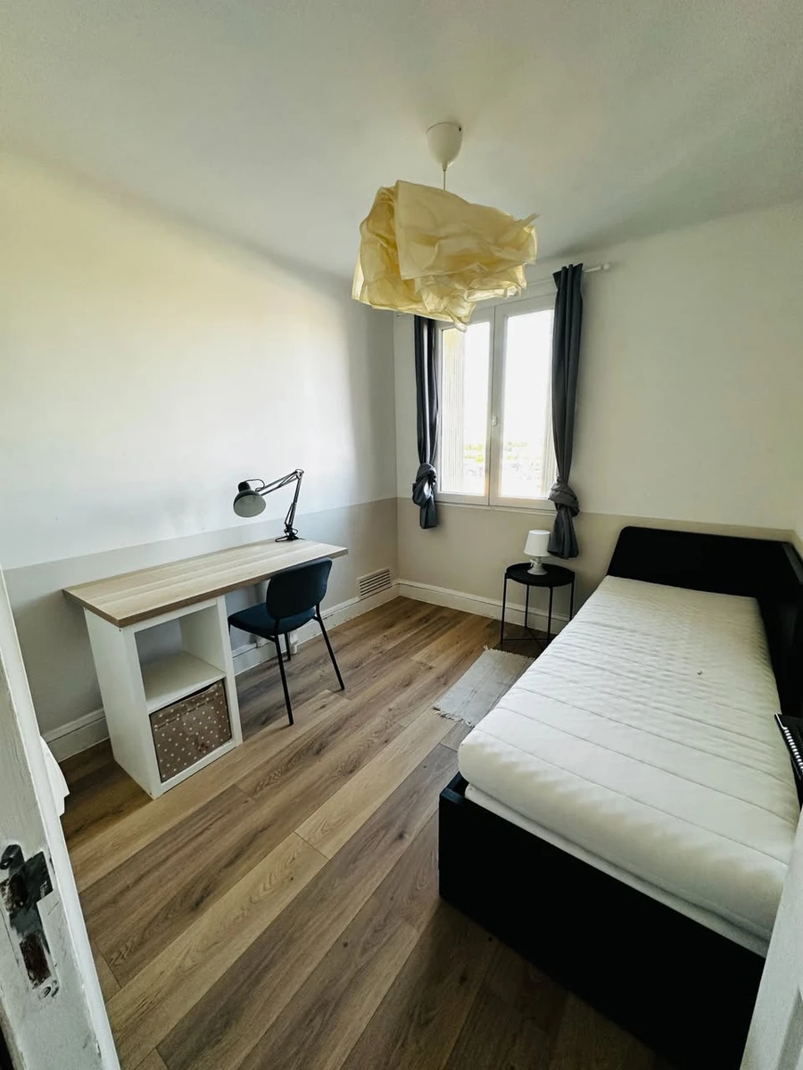 Photo de la colocation à de stationnement véhicule : Chambre en colocation à de stationnement véhicule - 495€/mois