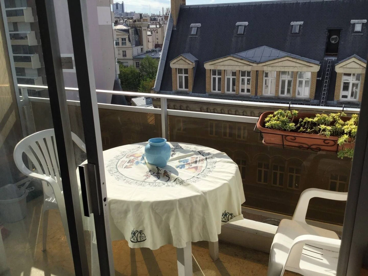 Photo de la colocation à Paris : Studio calme plein sud, vue dégagée sur rue.